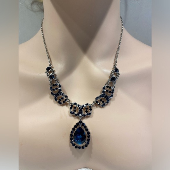 Old Hollywood Style Crystal Teardrop Statement Necklace Dangle Earrings Set - Picture 5 of 12